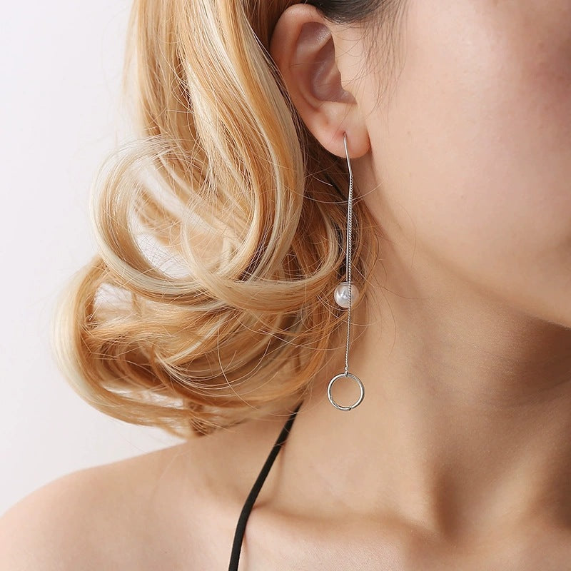 Pendientes colgantes de hojas huecas con borlas de moda
