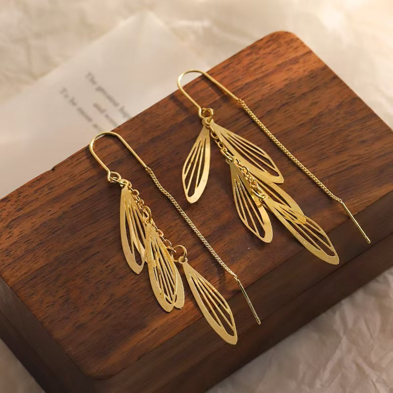 Pendientes colgantes de hojas huecas con borlas de moda