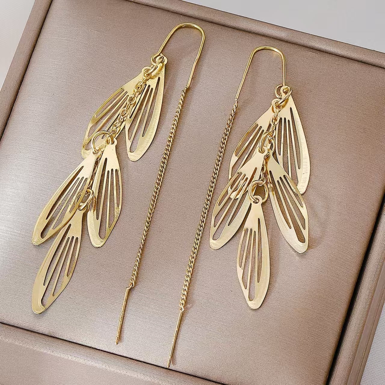 Pendientes colgantes de hojas huecas con borlas de moda
