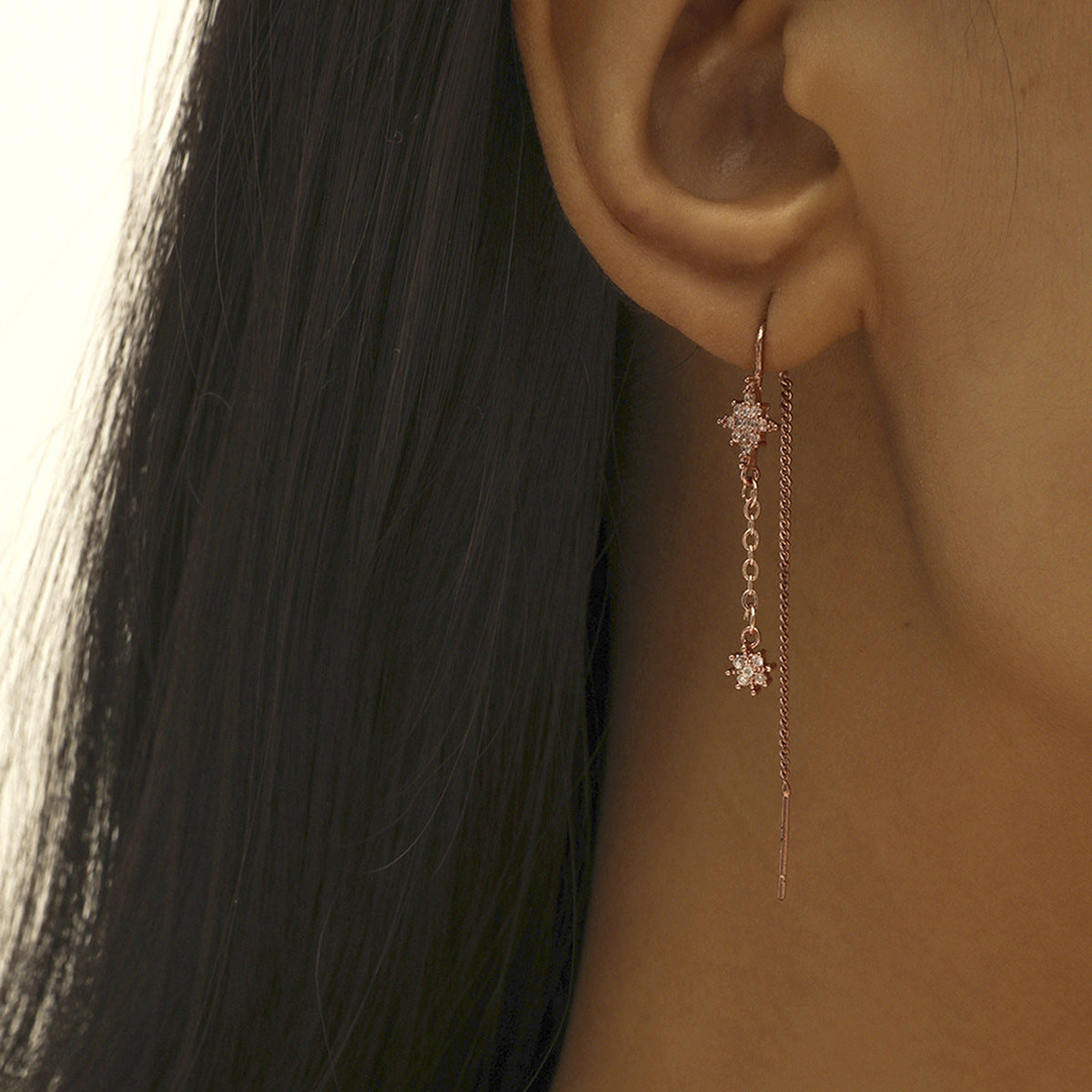 Pendientes colgantes de hojas huecas con borlas de moda