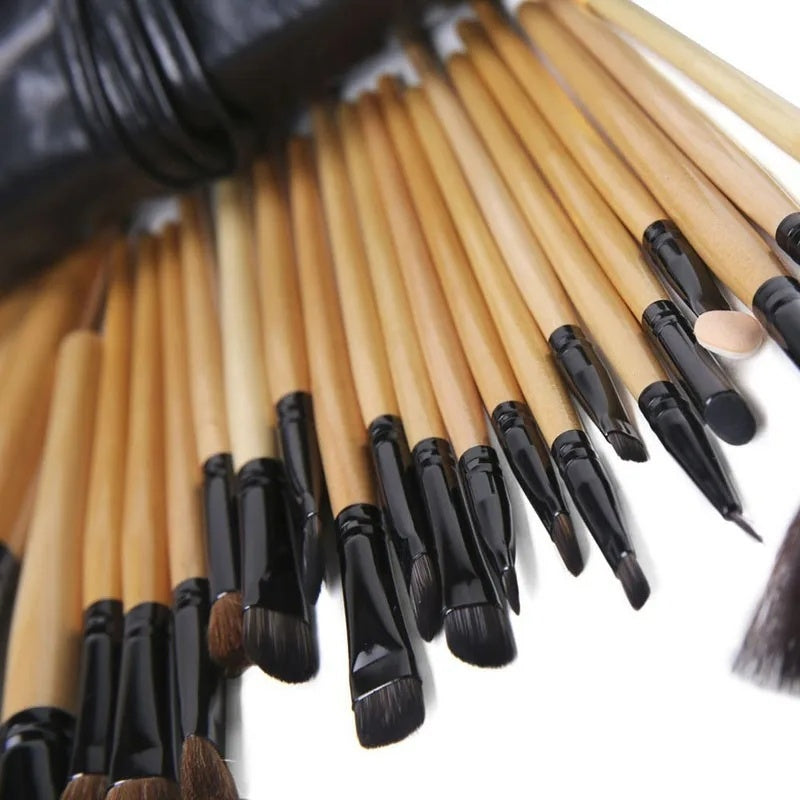 Bolsa de regalo con 24 brochas de maquillaje profesionales, para cejas, polvos, base, sombras y más.