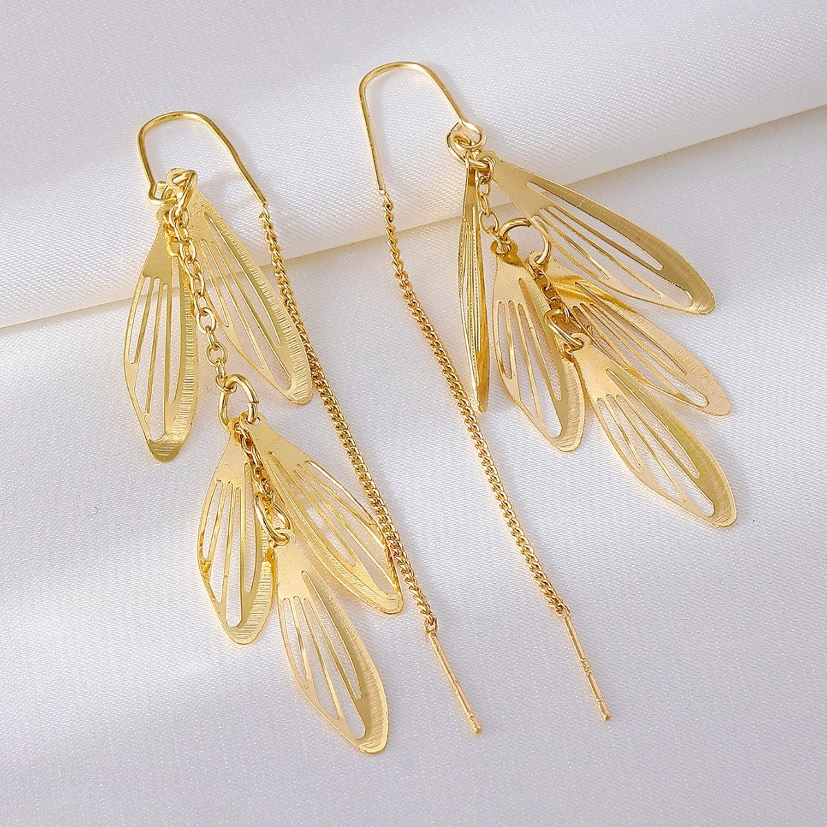 Pendientes colgantes de hojas huecas con borlas de moda