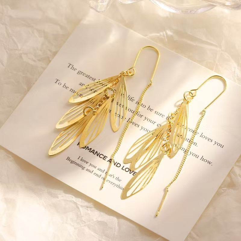 Pendientes colgantes de hojas huecas con borlas de moda