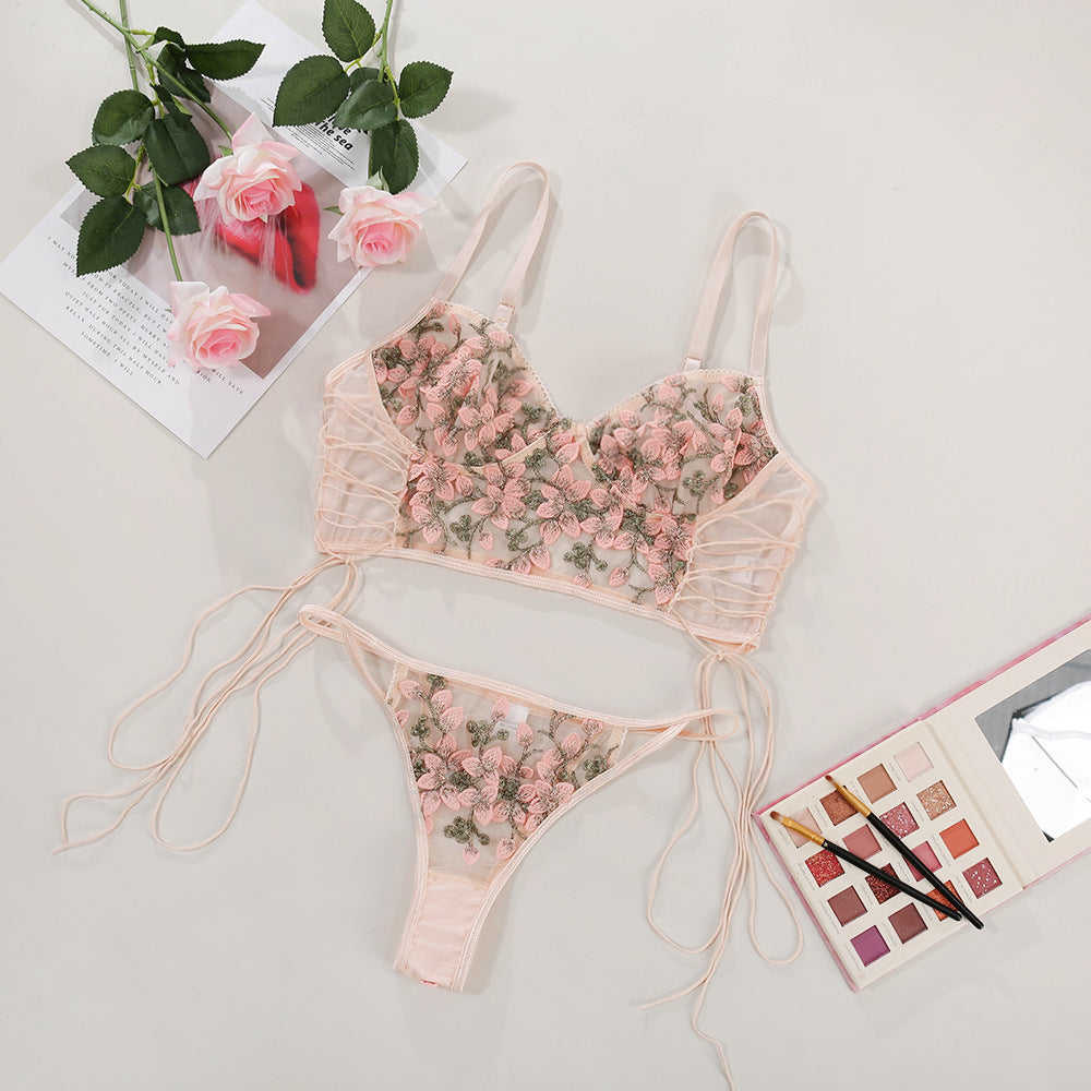 Ropa interior femenina sexy y sensual con flores bordadas