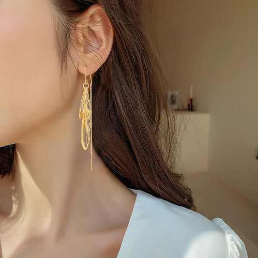 Pendientes colgantes de hojas huecas con borlas de moda