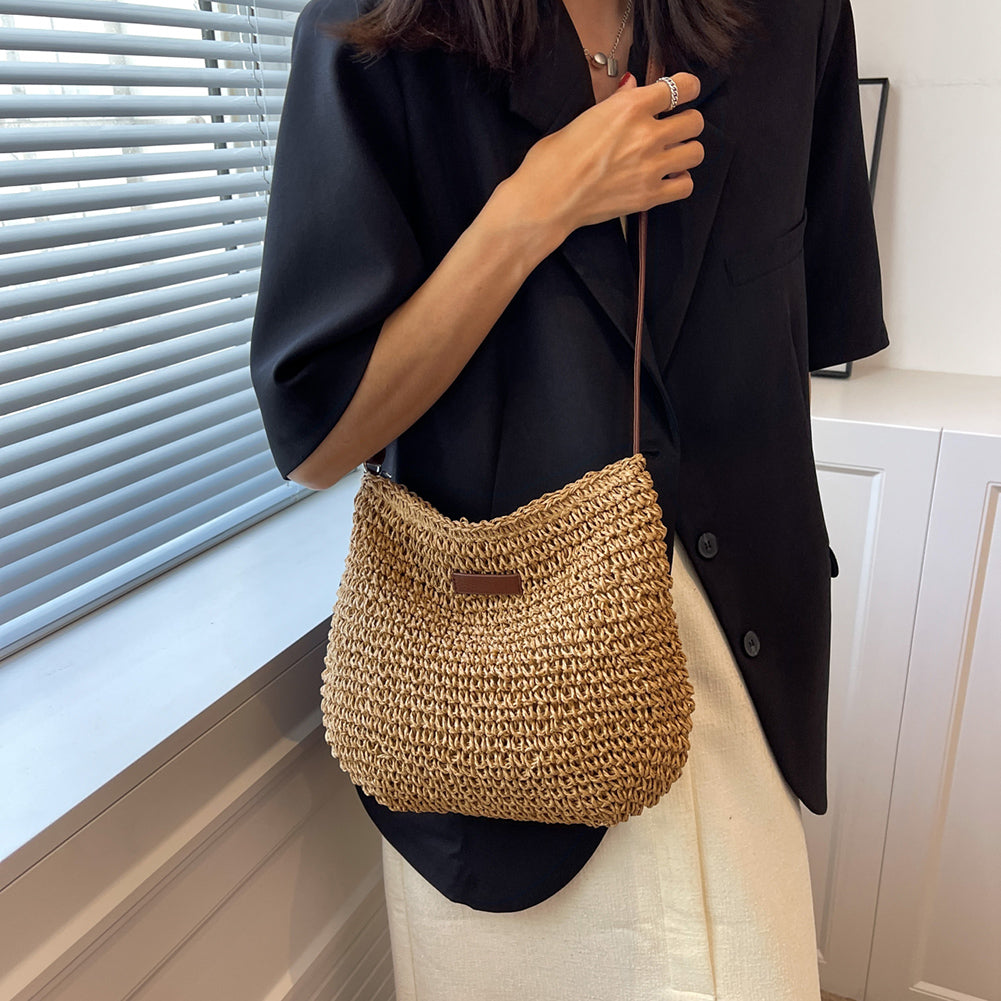 Bolso de mano de paja de diseño exclusivo para vacaciones.
