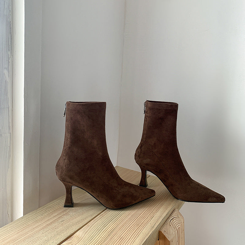 Botines de ante con tacón de aguja en punta