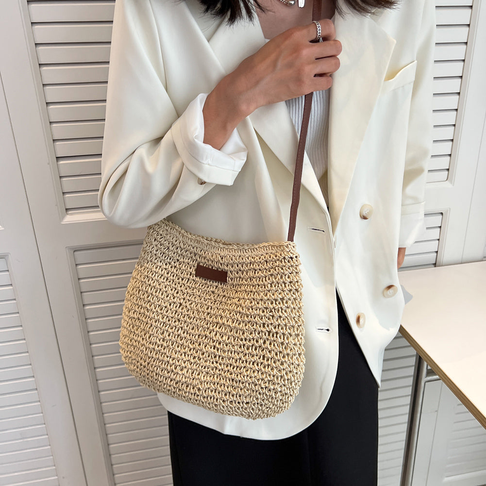 Bolso de mano de paja de diseño exclusivo para vacaciones.