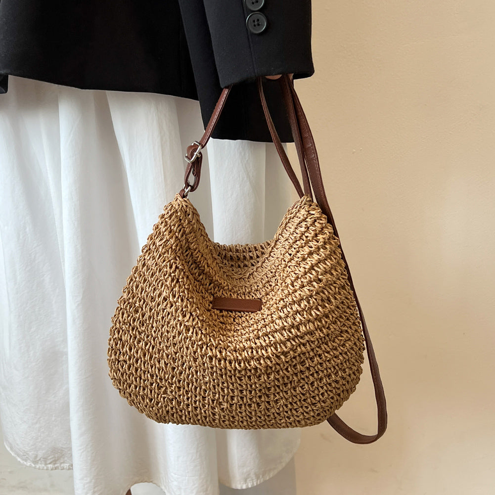 Bolso de mano de paja de diseño exclusivo para vacaciones.